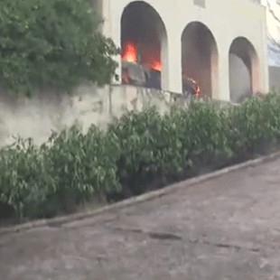 Φωτιά στην Αττική: Στις φλόγες σπίτια στο Ντράφι