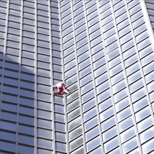 Άνδρας σκαρφαλώνει σε ουρανοξύστη