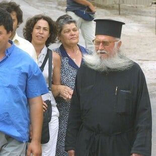 Πέθανε ο πατήρ Τριαντάφυλλος Ξηρός- Χριστόδουλος και Σάββας αρνήθηκαν να παραστούν στην κηδεία συνοδεία αστυνομικών