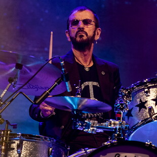 O Ringo Starr παίζει ντραμς