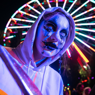 Gamers, Cosplayers και Spooky Clowns σε ένα τρομακτικό θέαμα στο Allou! Fun Park