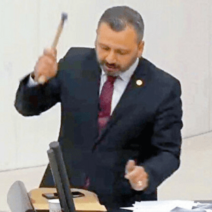 Τούρκος βουλευτής έσπασε το κινητό του με σφυρί, στη Βουλή- Κατά του νομοσχεδίου για την παραπληροφόρηση