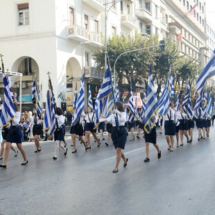 Κυκλοφοριακές ρυθμίσεις σε Αττική και Πειραιά λόγω παρελάσεων 28ης - Πώς θα λειτουργήσουν μετρό και τραμ