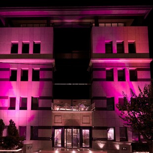 H Pfizer Hellas φωταγώγησε ροζ το κτίριό της για την Παγκόσμια Ημέρα κατά του Καρκίνου του Μαστού