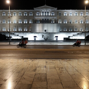 Θανατηφόρο τροχαίο μπροστά στη Βουλή- Σκοτώθηκε 25χρονος με μηχανή