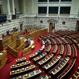 Άδεια έδρανα στη βουλή