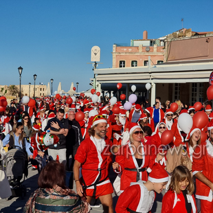 Santa Run Chania 2022: Μικροί και μεγάλοι Αγιοβασίληδες γέμισαν το λιμάνι