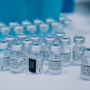 Γερμανικά ΜΜΕ: «Pfizer και Moderna υπερτιμολόγησαν τα εμβόλια εν μέσω πανδημίας»