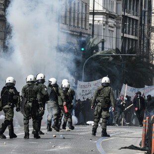 Μάριος Λώλος: Καταγγέλλει τον τραυματισμό φωτορεπόρτερ από χημικό στα επεισόδια στο Σύνταγμα