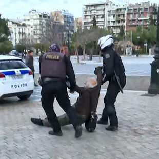 Τρεμόπουλος: Προσαγωγή on camera σε διαμαρτυρία για κοπές δέντρων στη Θεσσαλονίκη