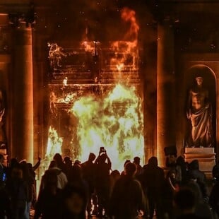 Διαδηλώσεις στη Γαλλία: Πυρπόλησαν το δημαρχείο του Μπορντό