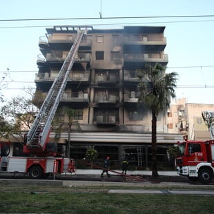 Νέα Σμύρνη: Φωτιά σε εστιατόριο, επεκτάθηκε σε πολυκατοικία- Ένας τραυματίας