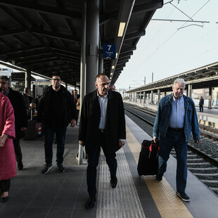 Στις ράγες τα Intercity: Στο πρώτο βαγόνι ο Γεραπετρίτης- Ξεκινούν τα δρομολόγια Αθήνα-Θεσσαλονίκη