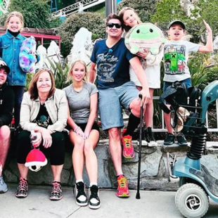 Τζέρεμι Ρένερ: Στέκεται πλέον όρθιος τέσσερις μήνες μετά το ατύχημα
