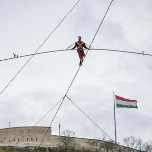 Ακροβάτης διέσχισε τον Δούναβη πάνω σε τεντωμένο σχοινί