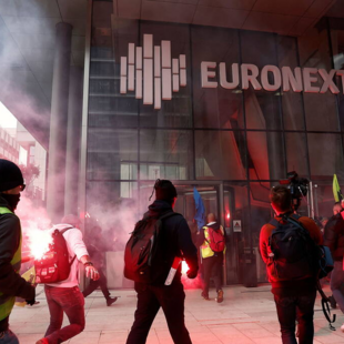 Γαλλία: Διαδηλωτές εισέβαλαν σε κτίριο του χρηματιστηρίου στο Παρίσι