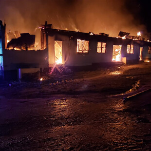 Γουιάνα: Έφηβη έβαλε τη φωτιά στον κοιτώνα του σχολείου της – Έκαψε 18 συμμαθήτριές της και μικρό αγόρι 