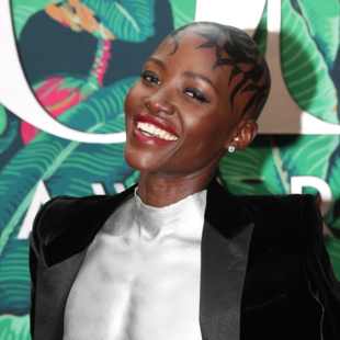 Η «αναίσχυντη» εμφάνιση της Lupita Nyong’o στα Tony Awards