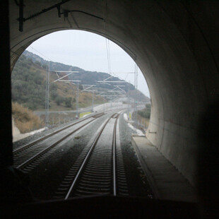 Τρένο ακινητοποιήθηκε σε σήραγγα- Επέβαιναν 325 επιβάτες 