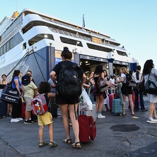 Ουρές στο λιμάνι Πειραιά- Αναχωρούν οι τελευταίοι ταξιδιώτες του Ιουλίου για τις διακοπές