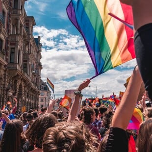 Stockholm Pride: Οι σουηδικές Ένοπλες Δυνάμεις έφτιαξαν πανοπλία στα χρώματα του ουράνιου τόξου 