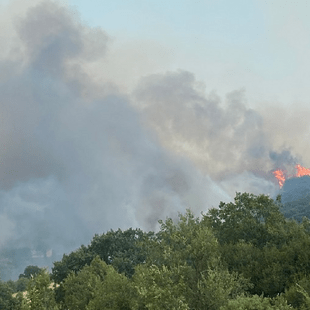 Φωτιά στην Μακρακώμη: Άνιση μάχη με τις φλόγες και μήνυμα 112 