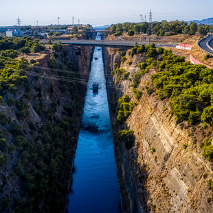 Πλοίο προσέκρουσε στη διώρυγα της Κορίνθου 