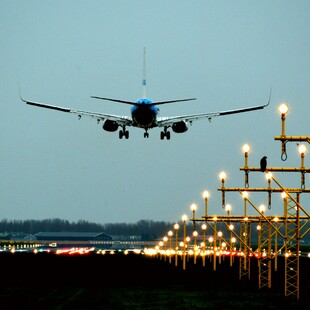 Το διεθνές αεροδρόμιο Schiphol μειώνει τις πτήσεις για να καταπολεμηθεί η ηχορύπανση