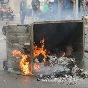 Σύλληψη για φωτιές σε κάδους στο κέντρο της Αθήνας 