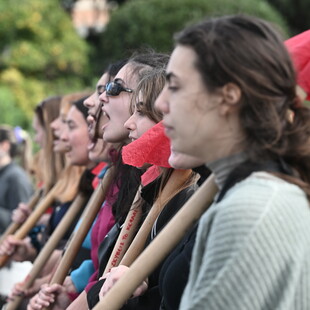 Μεγάλη πορεία στο κέντρο της Αθήνας για την Παγκόσμια Ημέρα για την εξάλειψη της βίας κατά των γυναικών