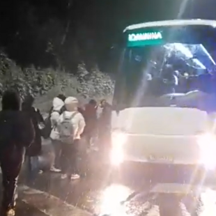 Λεωφορείο του ΚΤΕΛ ακινητοποιήθηκε εν μέσω χιονόπτωσης - Ταλαιπωρία για 40 επιβάτες