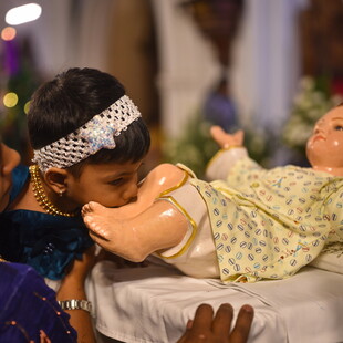 Midnight Mass and surfing Santas: Pictures of Christmas around the world