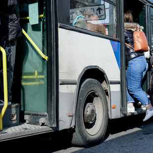 Στο πειθαρχικό οδηγός λεωφορείου που «έλυνε σταυρόλεξο» ενώ οδηγούσε