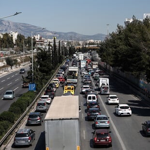 Ανατροπή νταλίκας στη γέφυρα Καλυφτάκη - Σοβαρά κυκλοφοριακά προβλήματα