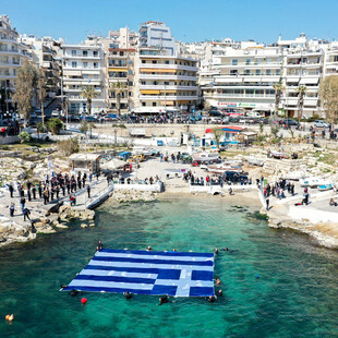 25η Μαρτίου: Στη θάλασσα του Πειραιά η ελληνική σημαία