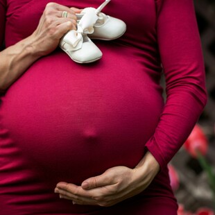 Γαλλία: 90 θάνατοι γυναικών ετησίως συνδέονται με την εγκυμοσύνη ή τον τοκετό