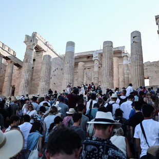 Οργή για το σχέδιο της Ελλάδας για «πριβέ περιηγήσεις» αξίας 5.000 ευρώ στην Ακρόπολη, γράφει ο Guardian