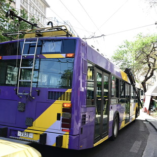 Ατύχημα με τρόλεϊ και τουριστικό λεωφορείο στην Πανεπιστημίου - Έξι τραυματίες