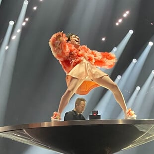 Eurovision 2024: To Nemo αποθεώθηκε για την εντυπωσιακή του εμφάνιση