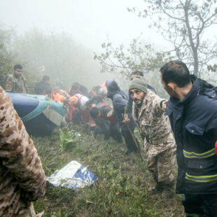 Εμπραχίμ  Ραϊσί: Βίντεο με την στιγμή που οι διασώστες εντοπίζουν το διαλυμένο ελικόπτερο και ξεσπούν σε κλάματα