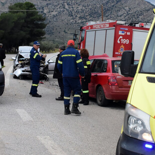 Καραμπόλα τριών οχημάτων στη Θεσσαλονίκη - Η Πυροσβεστική απεγκλώβισε έναν τραυματία