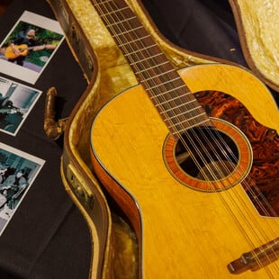 Η κιθάρα του Τζον Λένον είναι η ακριβότερη κιθάρα των Beatles που βγήκε σε δημοπρασία