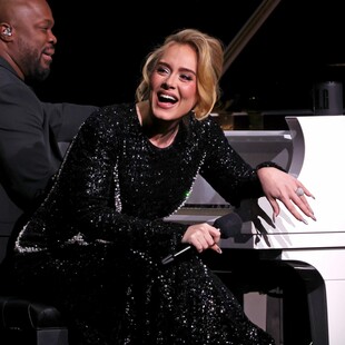 «Αν δεν έχεις τίποτα καλό να πεις, σκάσε»: Η αφοπλιστική απάντηση της Adele σε ομοφοβικό σχόλιο