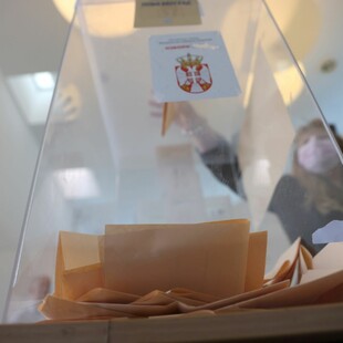 Σερβία: Με καταγγελίες για απόπειρες νοθείας έκλεισαν οι κάλπες των δημοτικών εκλογών