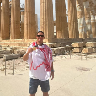 Στην Ακρόπολη ο Ποντένσε με σημαία του Ολυμπιακού και το μετάλλιο του Conference League