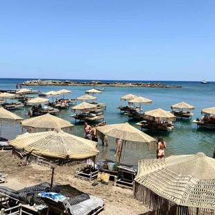 Ρόδος: Άμεση σφράγιση του beach bar με τις ξαπλώστρες στη θάλασσα