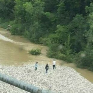 Ιταλία: Φωτογραφία των τριών φίλων στο στεγνό ποτάμι - Μέσα σε μία ώρα είχαν παρασυρθεί αγκαλιασμένοι