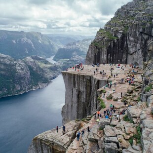 Νορβηγία: Άνδρας σκοτώθηκε αφού έπεσε από τον «διάσημο» βράχο του «Mission Impossible» 