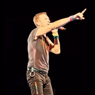 Στη σκηνή του ΟΑΚΑ οι Coldplay - Εικόνες από το κατάμεστο γήπεδο
