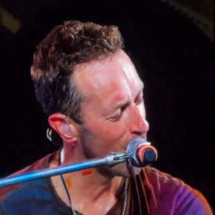 Coldplay: Η έκπληξη με τον Έλληνα καλλιτέχνη, ZAF, που εμφανίστηκε στη συναυλία
